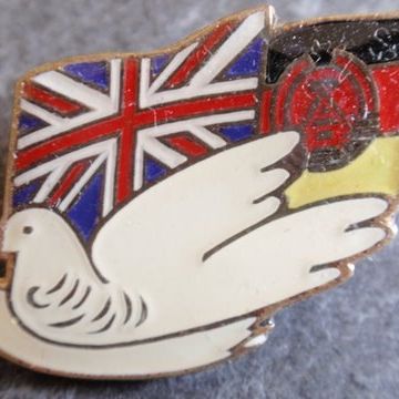 038111 Badge.. British-GDR Friendship Society £5.00